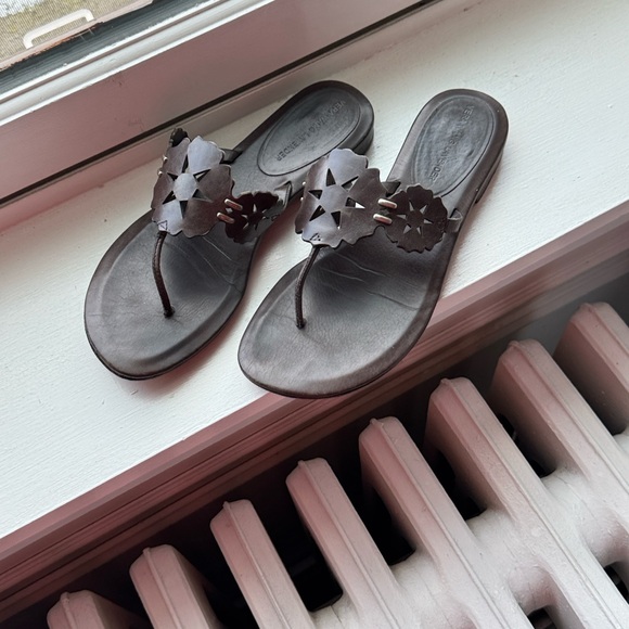 Vera Wang Lavender Label Full Leather Dark Brown Floral Design Sandals - Picture 3 of 7